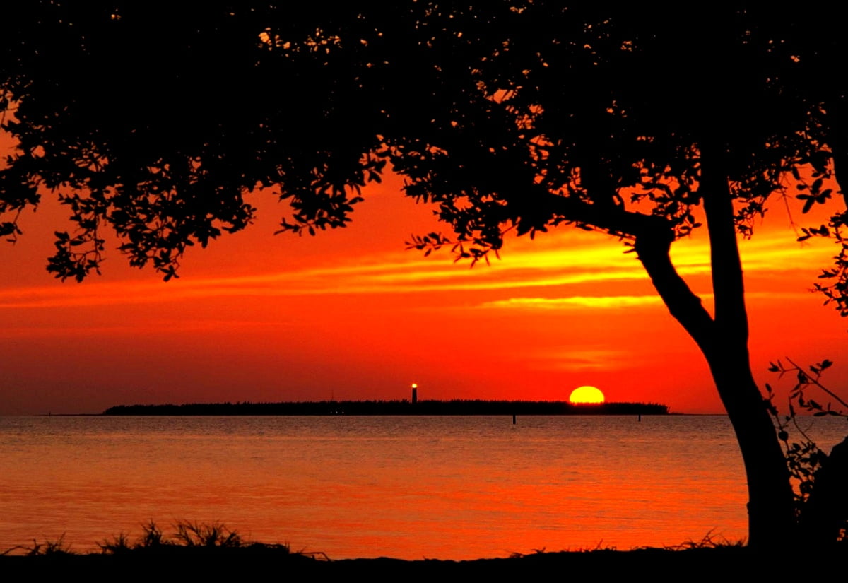 Hintergrund : Sonnenuntergang über See (1600x1100)