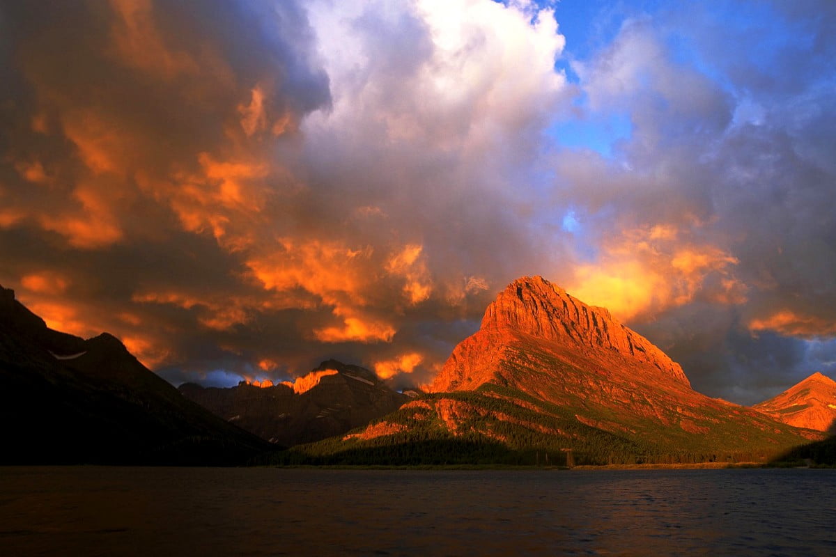 Hintergrundbild — Sonnenuntergang über See und Berg