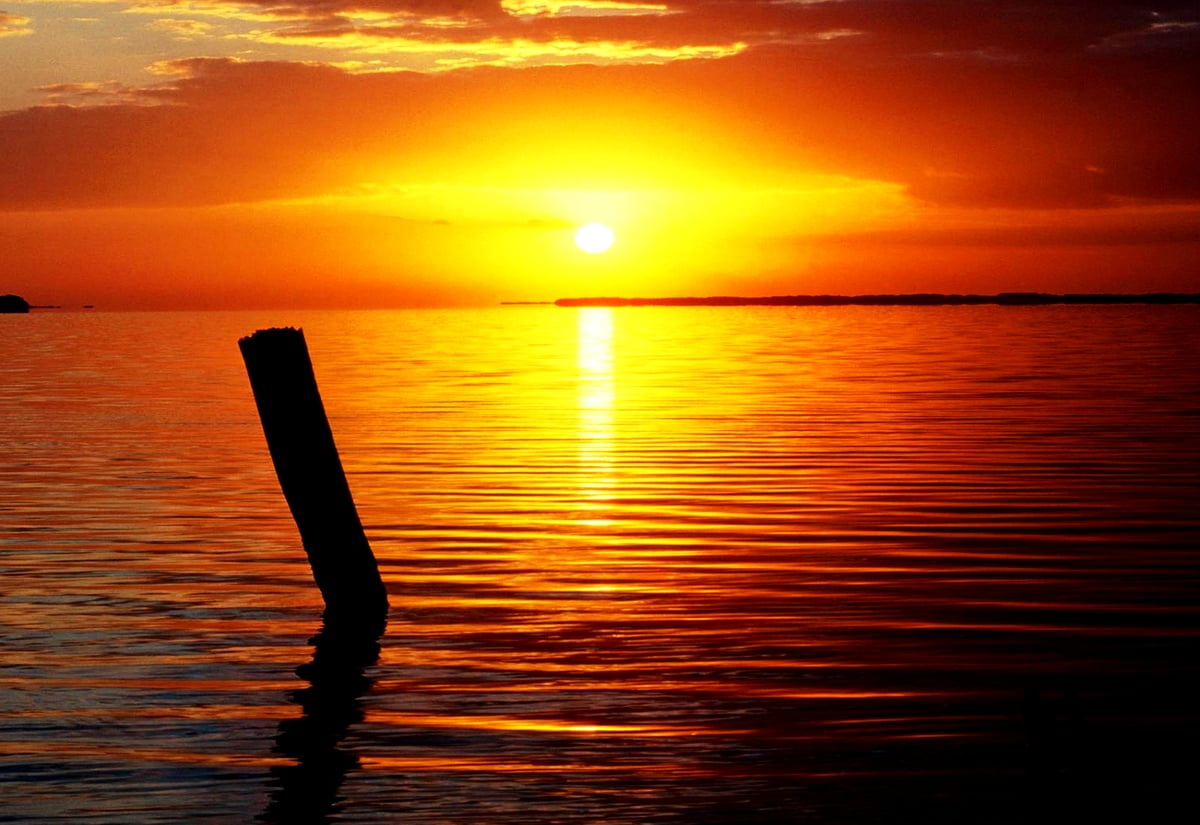 Sonnenuntergang über See : Hintergrund (1600x1100)