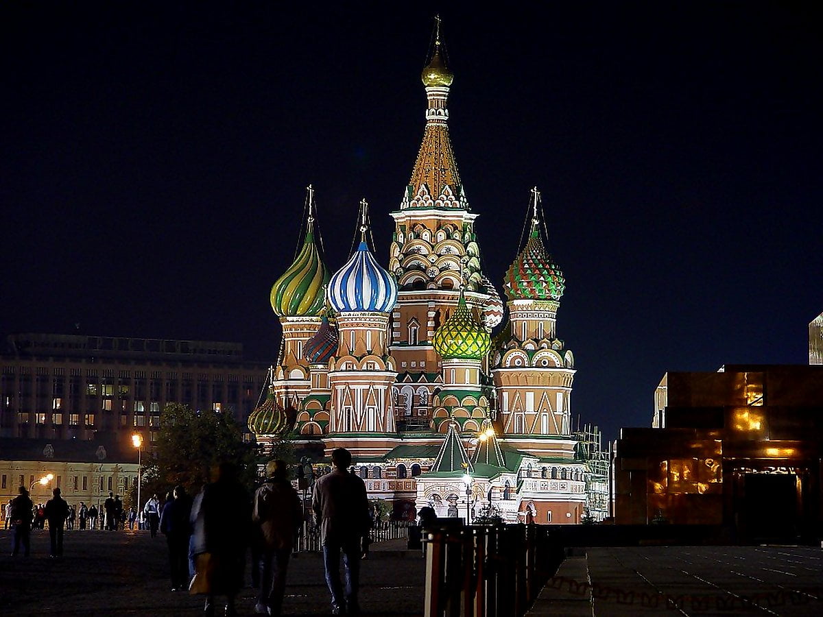 Großer Glockenturm überragt die Basilius-Kathedrale (Moskau, Russland) : Hintergrund 1024x768