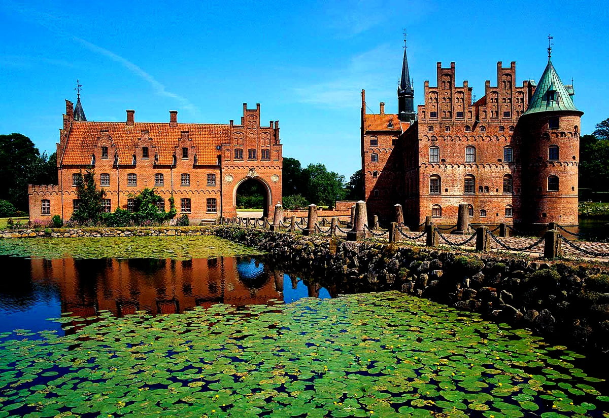 Schloss von See umgeben (Schloss Egeskov, Herning, Dänemark) - kostenlose Hintergrundbild 1600x1100