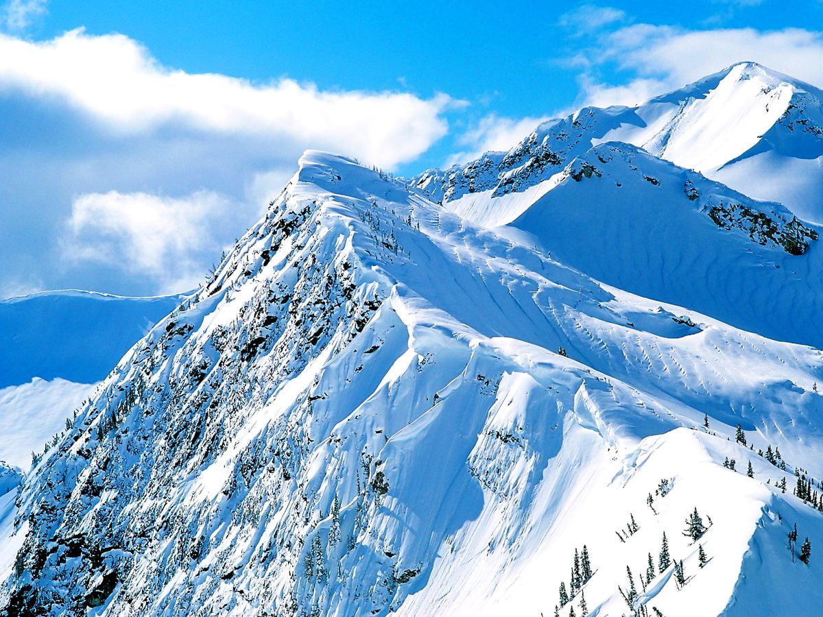 Menschen, die auf der Seite des schneebedeckten Berges stehen — kostenlose Hintergrundbild (1600x1200)