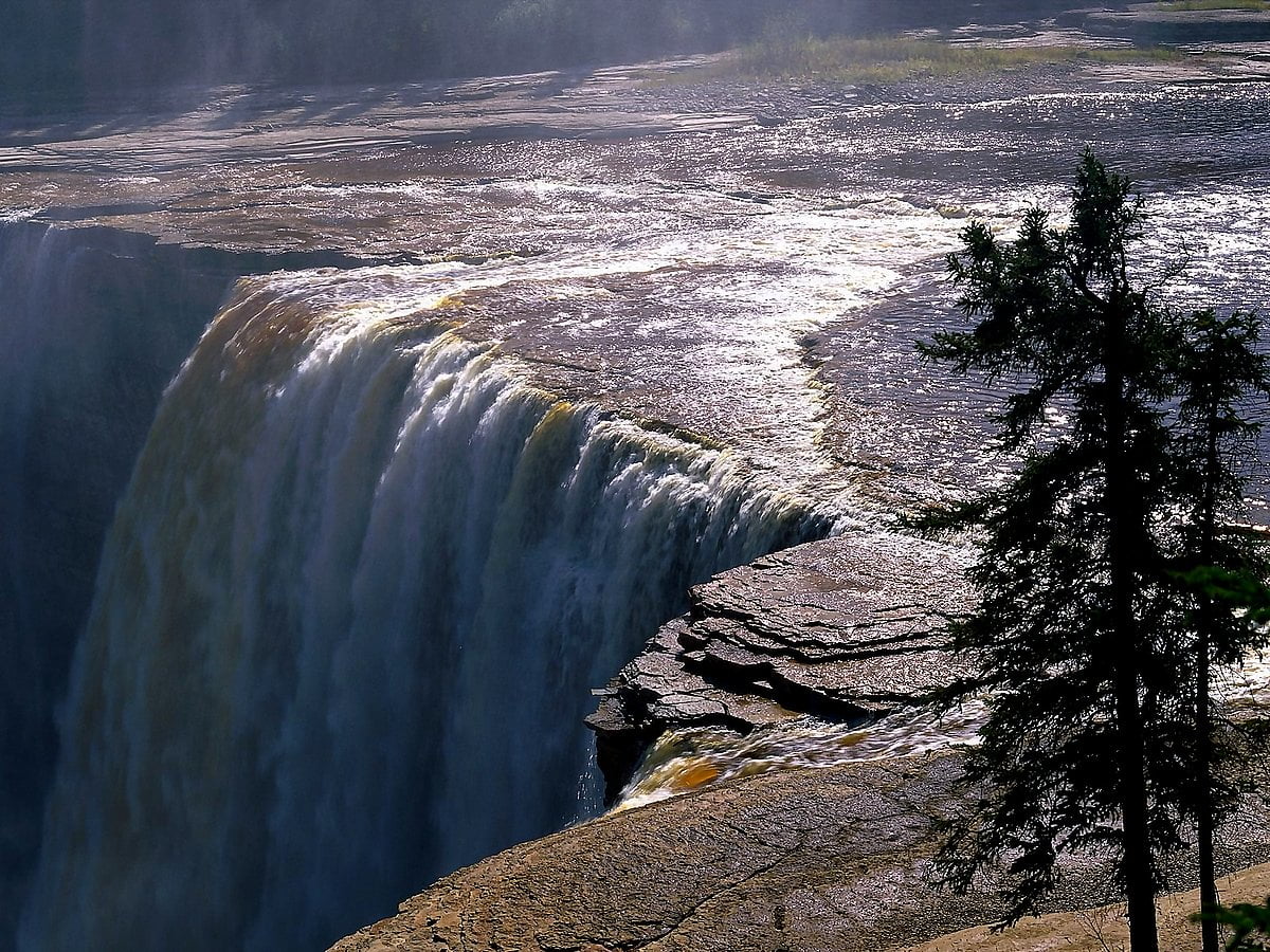 Großer Wasserfall neben Felsen (Muzey Voyennoy Tekhniki, Werchnjaja Pyschma, Russland) - kostenlose HD Hintergrundbild