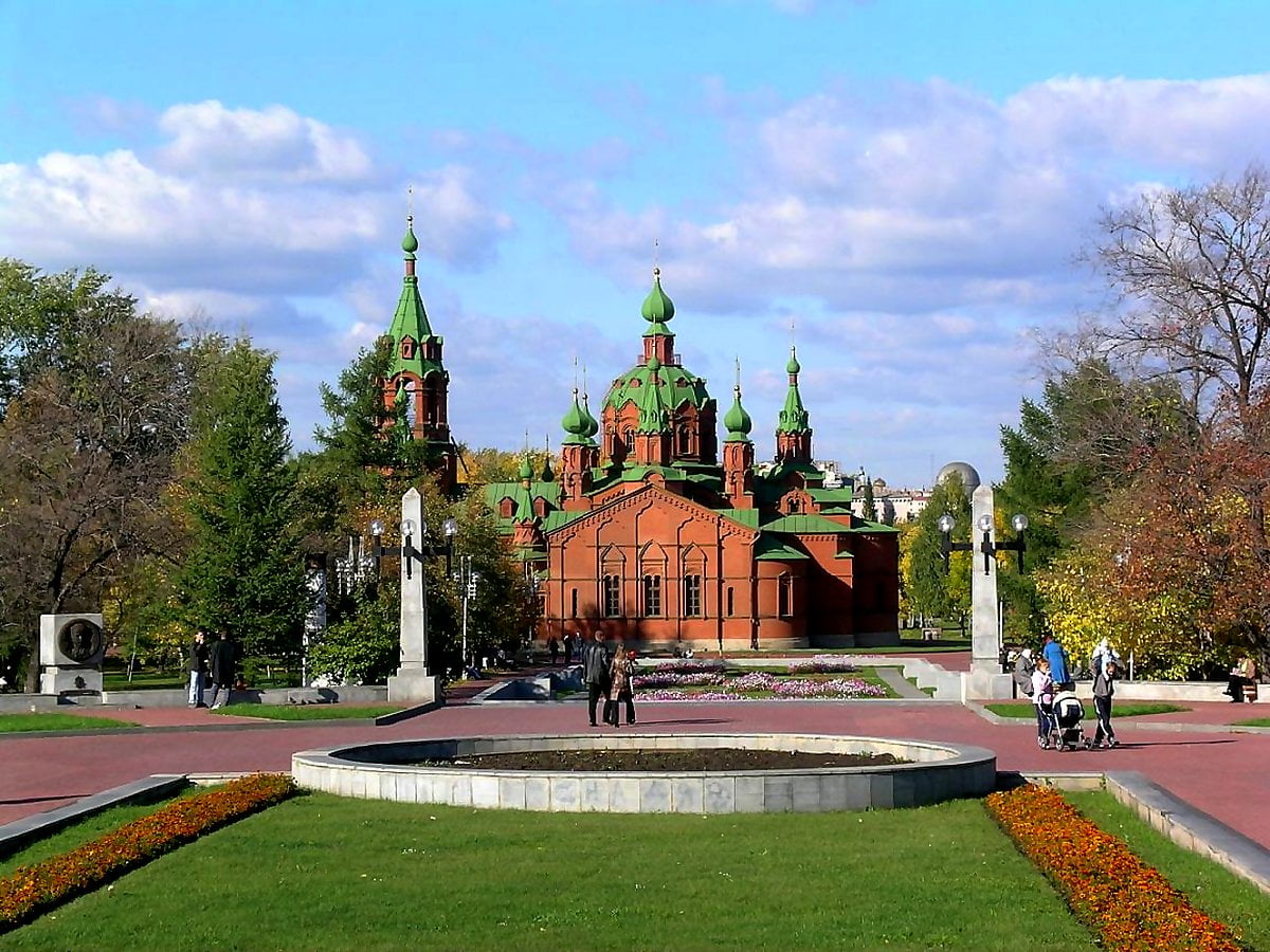 Kostenlose Hintergrundbild / Glockenturm mitten auf der Straße (Tscheljabinsk, Russland) 1152x864