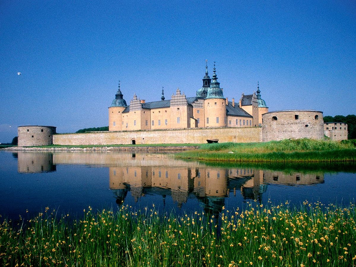 Burg umgeben von See und Kalmar Castle (Schweden)