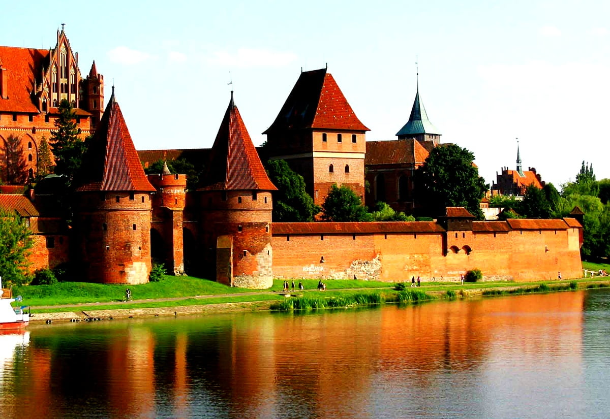 Burg umgeben von Fluss und Malbork Castle (Malbork Castle Museum, Malbork, Polen) - Wallpaper 1600x1100