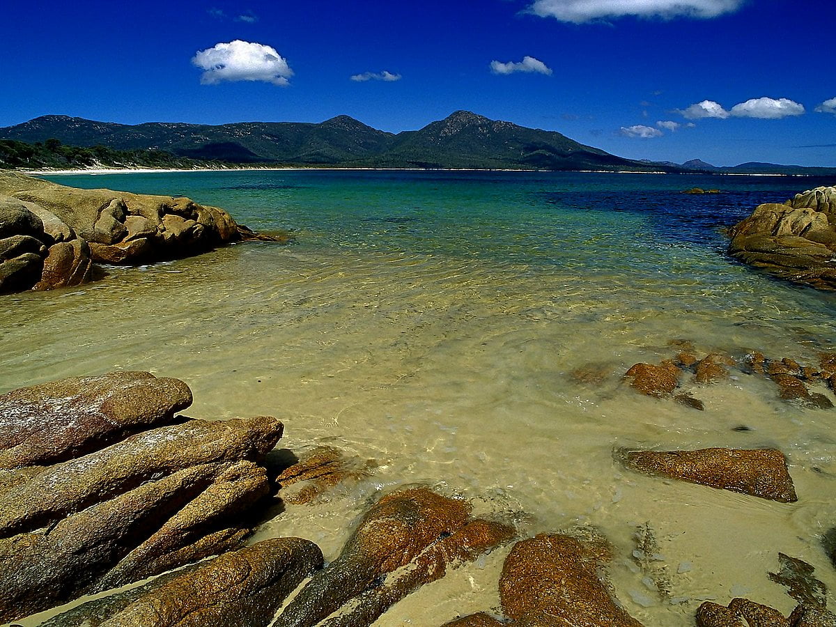 Menschen auf Felsen am See (Australien) : Hintergrundbild
