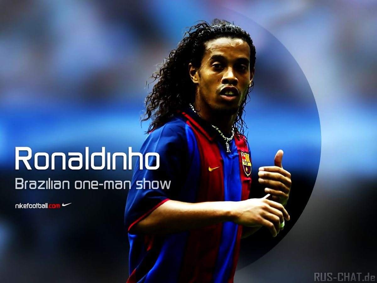Ronaldinho hält die Hände hoch — Hintergrundbild