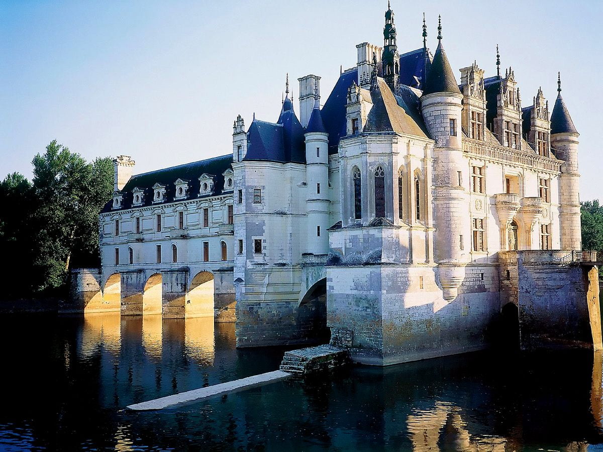 Schloss mit Wasser vor dem Gebäude (Schloss Chenonceau, Chenonceaux, Frankreich) — kostenlose Hintergrundbild 1600x1200