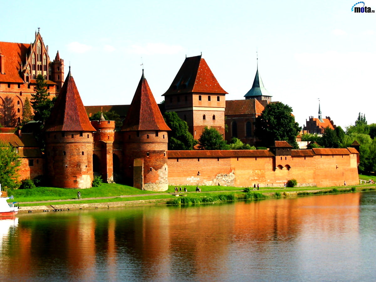 Hintergrund / Burg und Wasser vor dem Haus mit Malbork Castle (Malbork Castle Museum, Malbork, Polen) 1600x1200