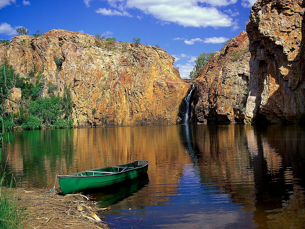 Kleines Boot im Fluss und im Nitmiluk National Park (Australien)