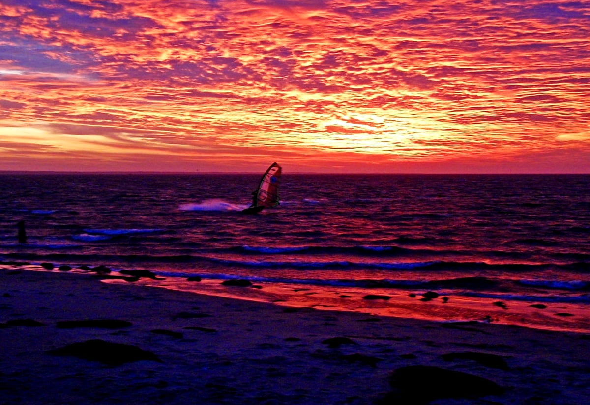 Sonnenuntergang über dem Meer / Hintergrundbild 1600x1100