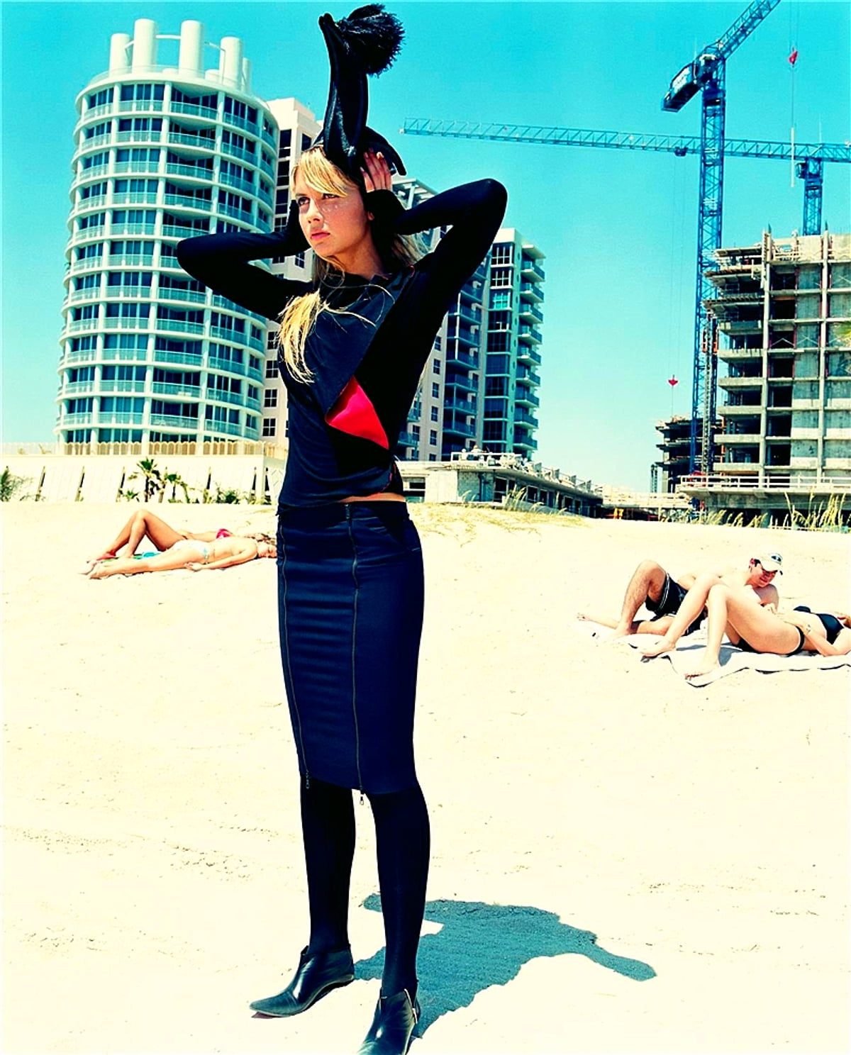 Frau am Strand stehen — kostenlose Hintergrundbild (800x992)