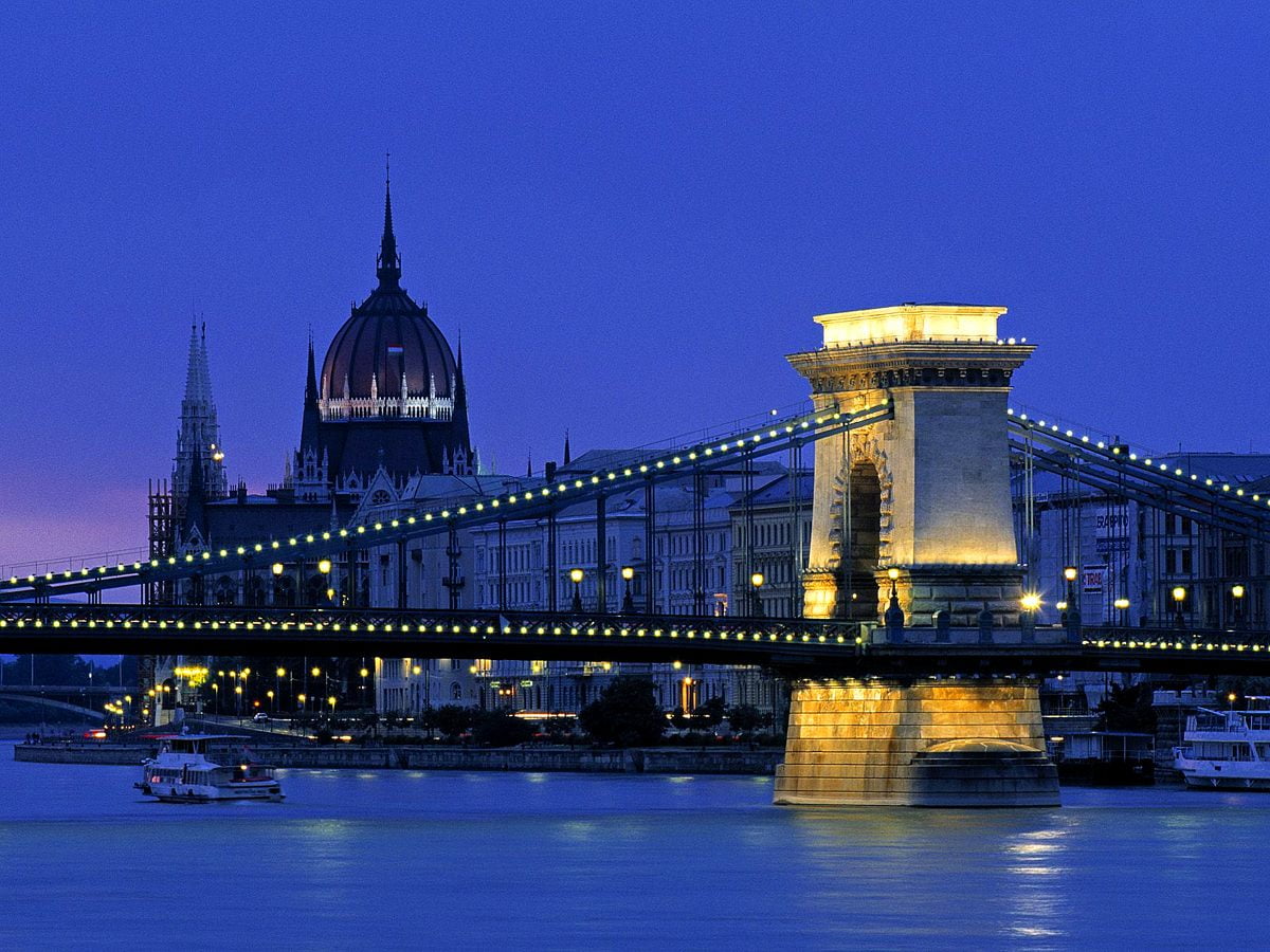 Zug überquert Brücke über Fluss (Kettenbrücke, Budapest, Ungarn) / kostenlose HD Hintergrund 1600x1200