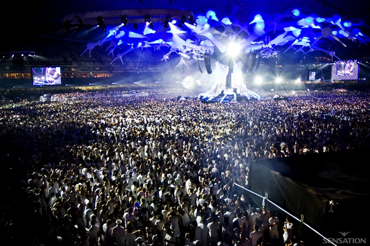 Leute auf der Bühne mit Crowd Watching / Hintergrundbild