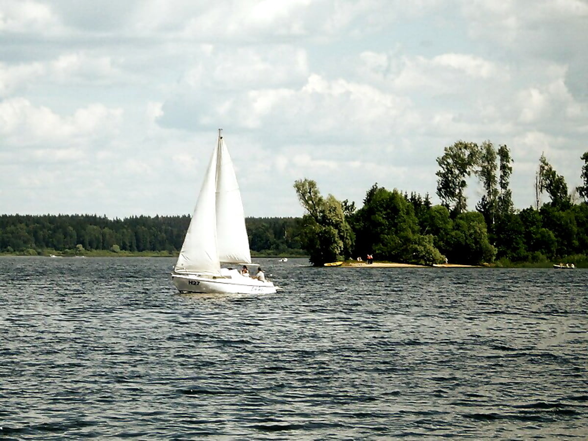 Kleines Boot im großen See - kostenlose Hintergrundbild