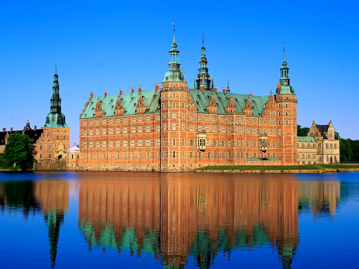 Burg mit großem Fluss (Schloss Frederiksborg, Hillerød, Dänemark) : Hintergrundbild