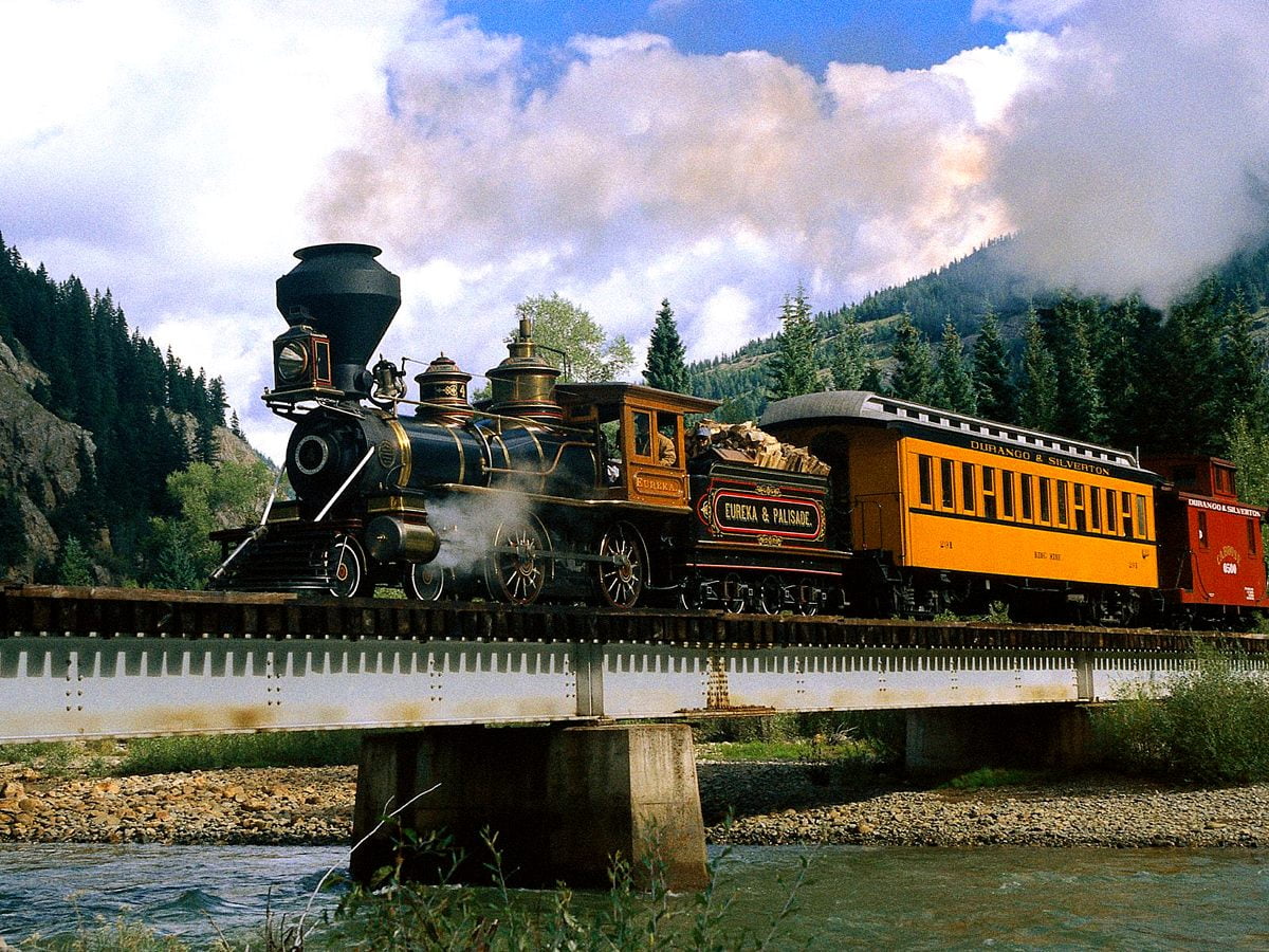 Großer langer Zug auf Stahlgleis — Hintergrundbild